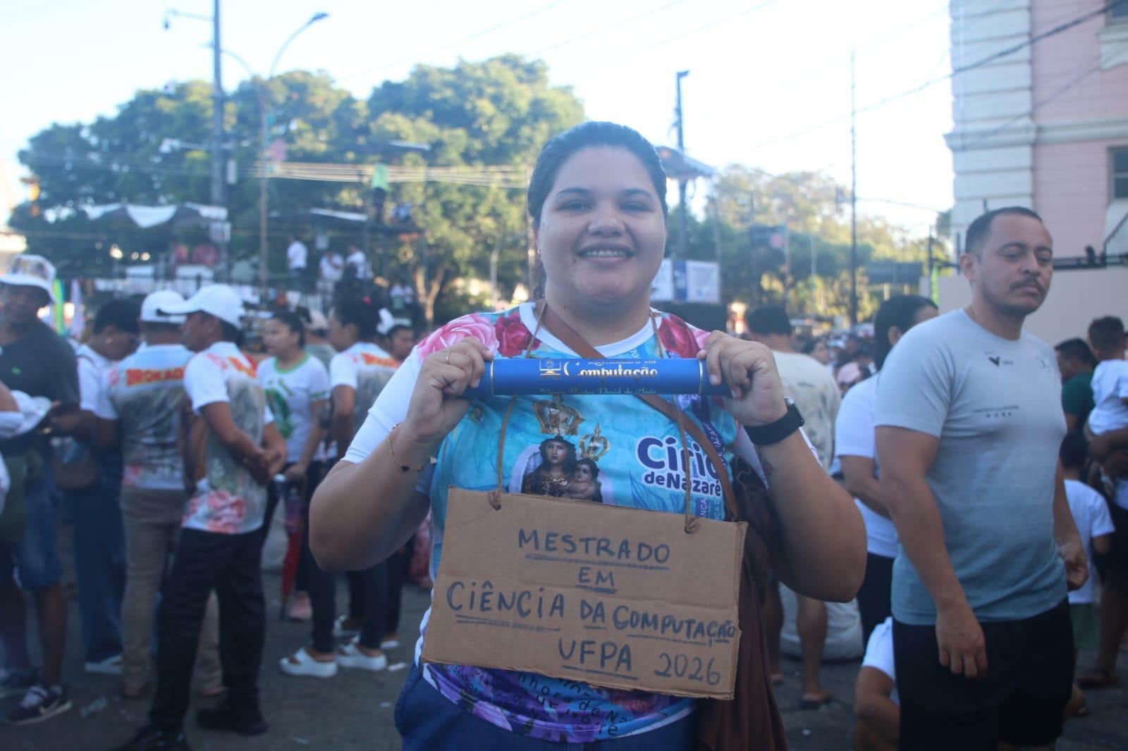 Maíra Bastos, promesseira de 25 anos, agradece por formatura na faculdade e aprovação no mestrado